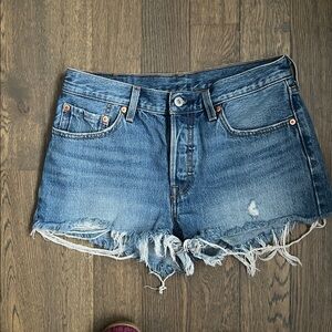 NWOT Levi's 501 Medium Blue Distressed Jean Shorts Women’s 27